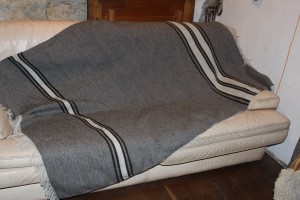 ces plaids sont tissés en laine filéé contrairement aux autres produits