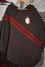 Poncho ouvert avec capuche